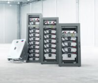 Abbildung von unterschiedlich großen Speichern von Tesvolt und einem SMA Wechselrichter für Gewerbebetriebe