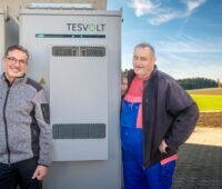 Zwei Männer vor Speicherschranken im Outdoor-Bereich.