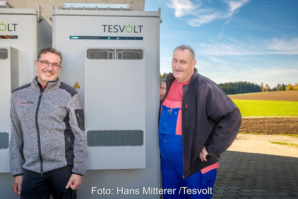 Zwei Männer vor Speicherschranken im Outdoor-Bereich.