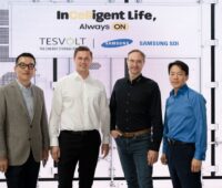 Vier Manager von Samsung SDI und Tesvolt vor gemeinsamen Plakaten.