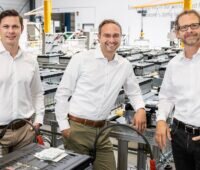 Die ehemalige Tesvolt GmbH firmiert nun als Aktiengesellschaft. Die bisherigen Geschäftsführer übernehmen mit der AG-Umwandlung die Vorstandsposten.