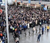 Sehr viele Menschen in der Empfangshalle der Messe München zum Start der TheSmarterE