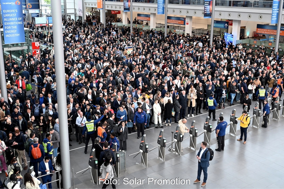 Sehr viele Menschen in der Empfangshalle der Messe München zum Start der TheSmarterE