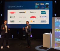 Zu sehen ist eine Leinwand mit den Logos aller Gewinner von The smarter E AWARD 2020, Intersolar AWARD und ees AWARD.