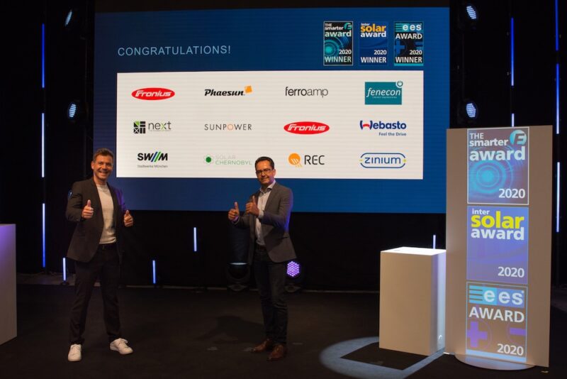 Zu sehen ist eine Leinwand mit den Logos aller Gewinner von The smarter E AWARD 2020, Intersolar AWARD und ees AWARD.