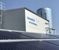 Die Solarthermie-Anlage speist CO2-freie Wärme in das Fernwärmenetz der Stadtwerke Mühlhausen ein in Thüringen ein.