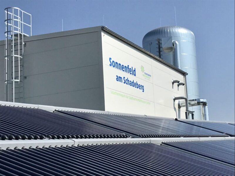 Die Solarthermie-Anlage speist CO2-freie Wärme in das Fernwärmenetz der Stadtwerke Mühlhausen ein in Thüringen ein.