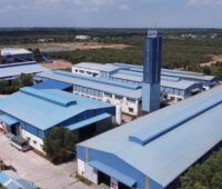 Luftbild der Fabrikanlage eines Fahrstuhlherstellers in Vietnam.