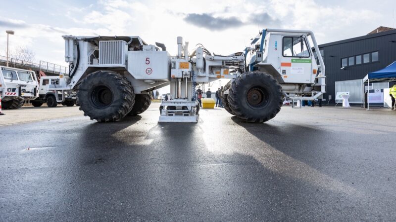 Ein weißer Truck mit dicken Reifen und einer Rüttelplatte unter dem Mittelstück- Erkundung möglicher Geothermie-Standorte am Oberrheingraben