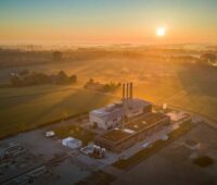 Eine Geothermie-Anlage von oben bei Sonnenaufgang.