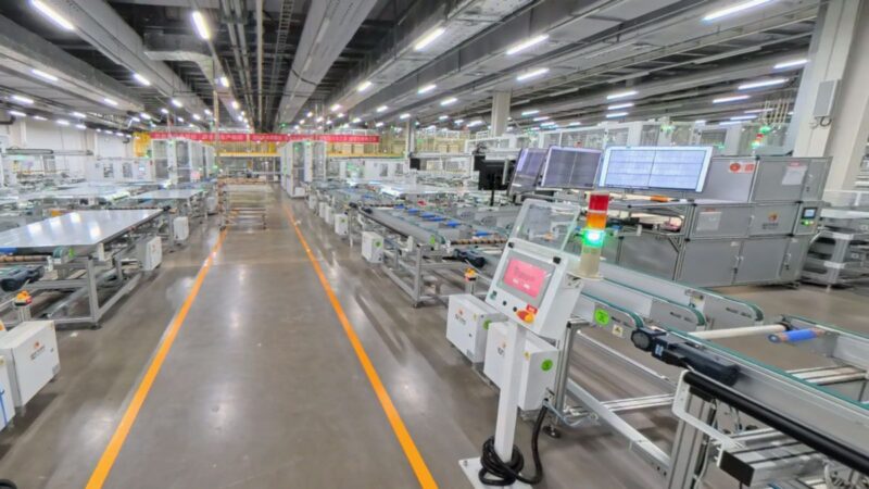 Blick in eine Solarmodulfabrikstrasse ohne Menschen