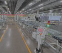 Blick in eine Solarmodulfabrikstrasse ohne Menschen