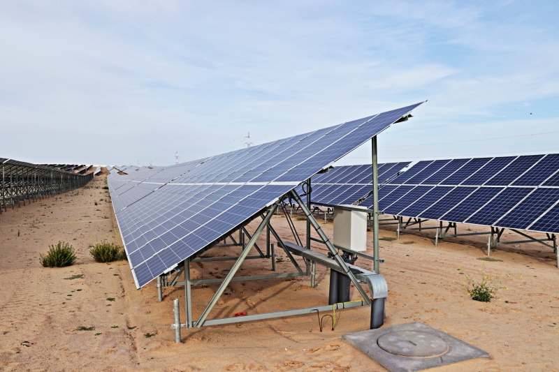 Eine große Solarstromanlage auf Wüstensand.
