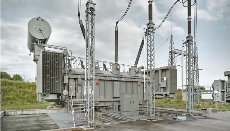 Zu sehen ist ein Transformator im Umspannwerk Großgartach von TransnetBW. Bidirektionales Lademanagement soll das Stromnetz stabilisieren.