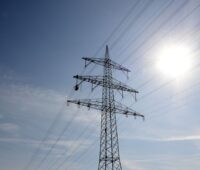 Das Bild zeigt einen Hochspannungmast. Durch den witterungsabhängigen Freileitungsbetrieb soll mehr Windstrom durch das Netz fließen.