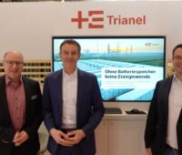 Drei Manager von Trianel an einem Messestand.