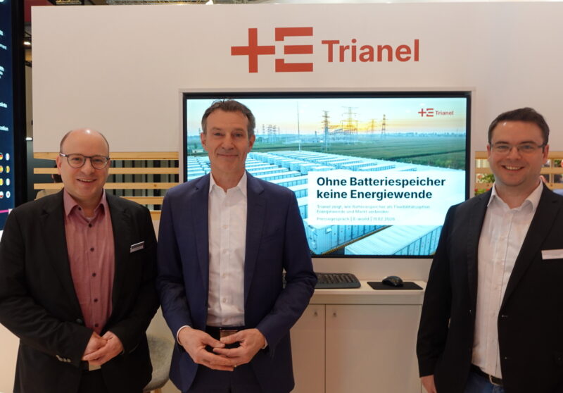 Drei Manager von Trianel an einem Messestand.
