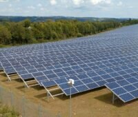 Im Bild ein Photovoltaik-Solarpark von Trianel als Symbol für die Aktivitäten des Unternehmens im Bereich Solare Hybridkraftwerke.