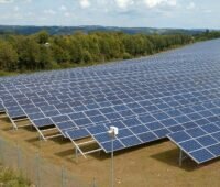 Im Bild ein Photovoltaik-Solarpark von Trianel als Symbol für die Aktivitäten des Unternehmens im Bereich Solare Hybridkraftwerke.
