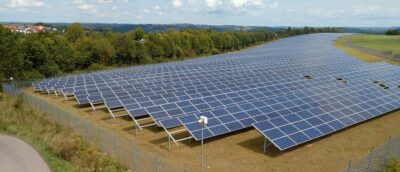 Im Bild ein Photovoltaik-Solarpark von Trianel als Symbol für die Aktivitäten des Unternehmens im Bereich Solare Hybridkraftwerke.