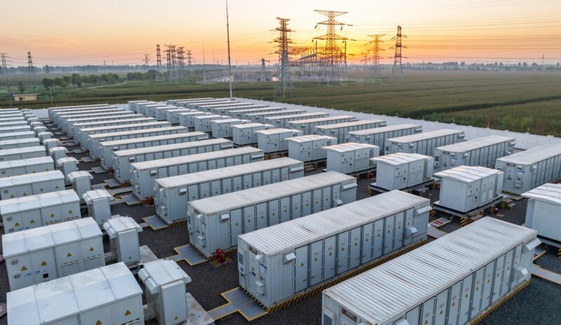 Im Bild Container mit Batteriespeichern, größter Batteriespeicher in Deutschland ist in NRW geplant.