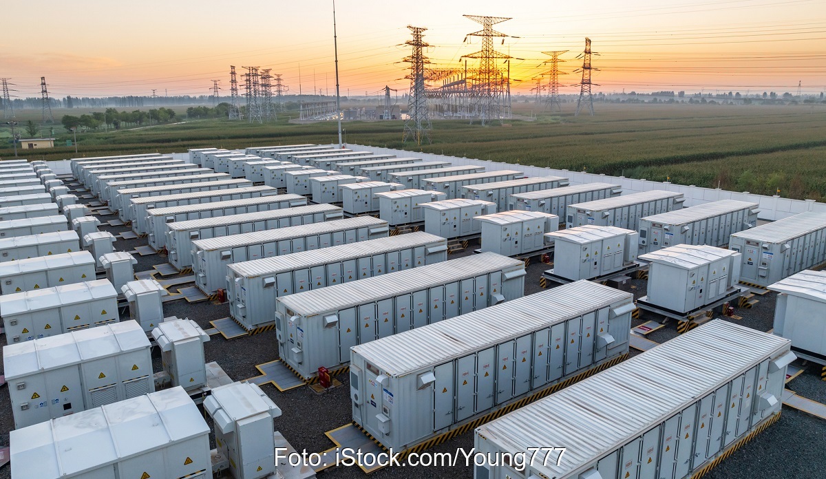 Im Bild Container mit Batteriespeichern, größter Batteriespeicher in Deutschland ist in NRW geplant.