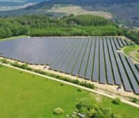 Zu sehen ist der Photovoltaik-Solarpark Schleich, den Trianel auf einem ehemaligen Weinberg errichtet hat.