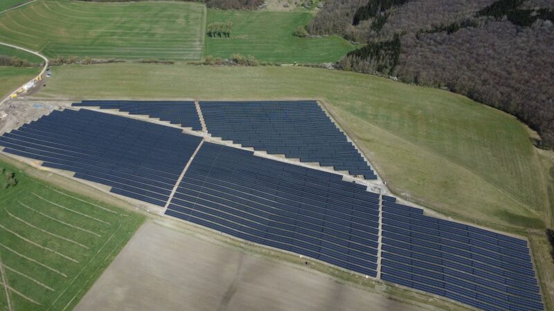 Zu sehen ist der Photovoltaik Solarpark Bettingen im Bitburger Land, der am 5. Mai 2022 in Betrieb geht.