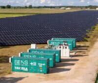 Im Bild eines der Hybrid-Kraftwerke aus Batteriespeicher und Photovoltaik, die Tricera mit den Speichermodulen ausgestattet hat.