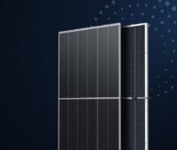 Zu sehen ist das 670W Vertex Photovoltaik-Modul.