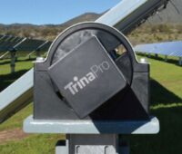 Zu sehen ist das Photovoltaik-Trackingsystem von Trina Solar mit einem Blick auf die Achse des Trackers.