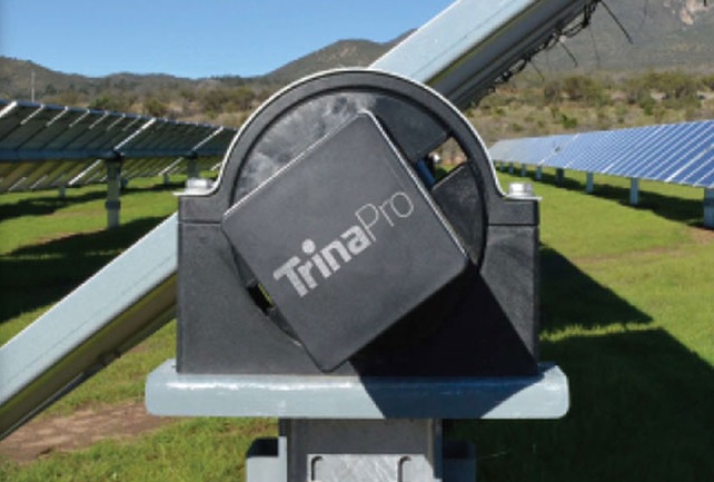 Zu sehen ist das Photovoltaik-Trackingsystem von Trina Solar mit einem Blick auf die Achse des Trackers.