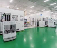Das Bild zeigt Maschinen in der neuen Fabrik von Trina Solar für n-Typ Solarzellen.