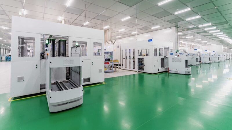 Das Bild zeigt Maschinen in der neuen Fabrik von Trina Solar für n-Typ Solarzellen.