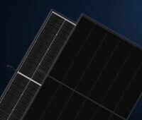 Schwarze Solarmodule von Trina vor schwarzem Hintergrund