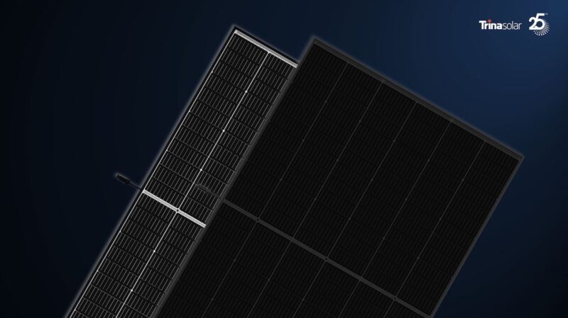 Schwarze Solarmodule von Trina vor schwarzem Hintergrund