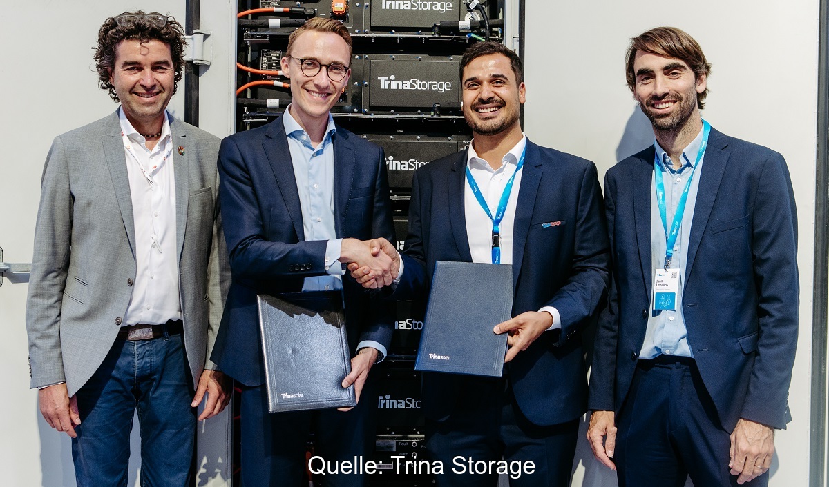 Im Bild Firmenvertreter von Trina Storage mit dem Energiespeichersystem Elementa 2 Pro, das das Unternehmen auf der Intersolar 2025 vorstellt.