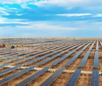 Zu sehen ist der Photovoltaik-Solarpark in der chinesischen Dachaidan-Region, der 670-W-Vertex-Module enthält.