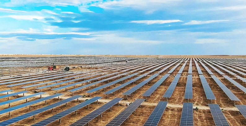 Zu sehen ist der Photovoltaik-Solarpark in der chinesischen Dachaidan-Region, der 670-W-Vertex-Module enthält.