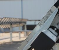 Zu sehen ist ein einachsiger Solartracker von Nclave.