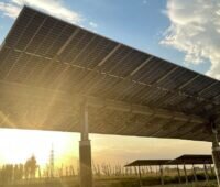 Zu sehen ist ein Solarkraftwerk mit dem Photovoltaik-Nachführsystem Supertrack von Trina Tracker.