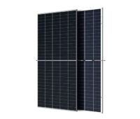 Im Bild großformatige Photovoltaik-Module von Trina.