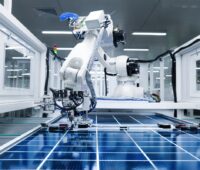 Ein Produktionsroboter für Solarmodule.