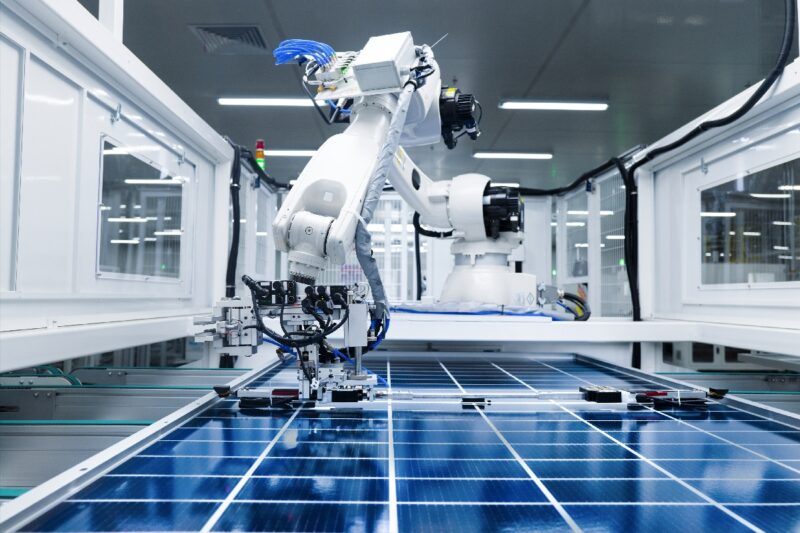 Ein Produktionsroboter für Solarmodule.