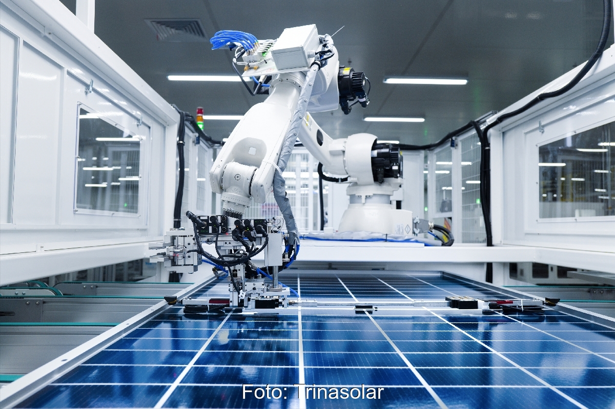 Ein Produktionsroboter für Solarmodule.