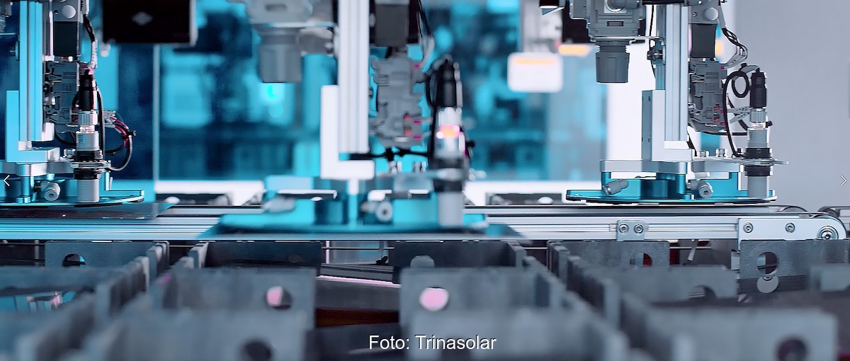 Fertigungsstraße für Solarzellen in Nahaufnahme - Wirkungsgradrekord bei Trinasolar.