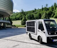 Zu sehen ist ein Elektrotransporter von Tropos Motors mit, der fahrzeugintegrierte Photovoltaik testen soll.