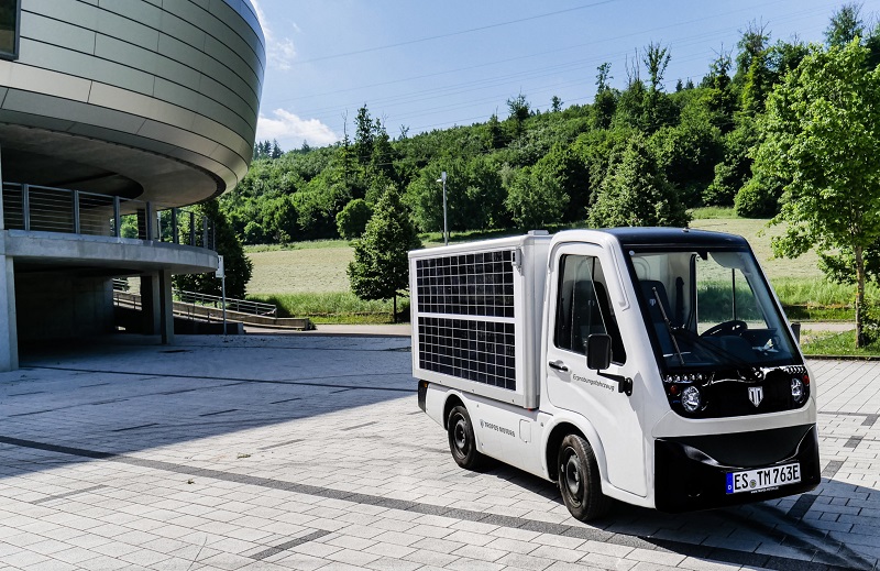 Zu sehen ist ein Elektrotransporter von Tropos Motors mit, der fahrzeugintegrierte Photovoltaik testen soll.