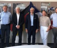 Zu sehen ist ein Gruppenbild bei der Unterzeichnung der Vereinbarung für den Photovoltaik-Solarpark nahe Fessenheim.