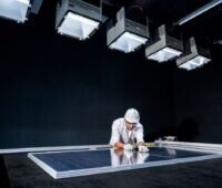 Prüfer eines PV-Moduls in Laborumgebung.